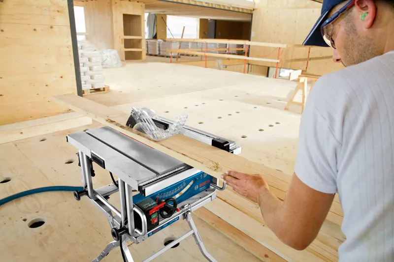 원반 톱을 사용하는 남자.