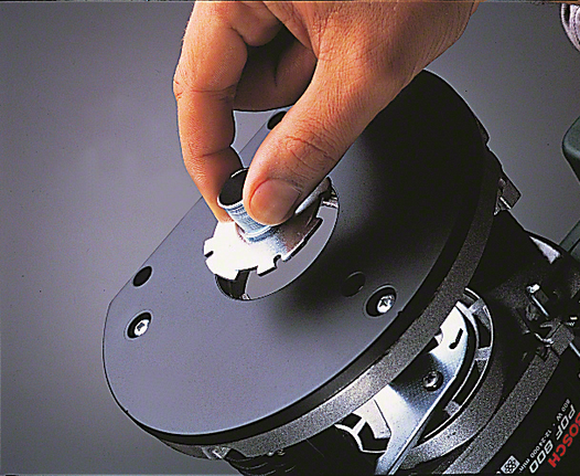 공구 조립을 위해 라우터 베이스에 콜렛 너트를 손으로 삽입합니다.