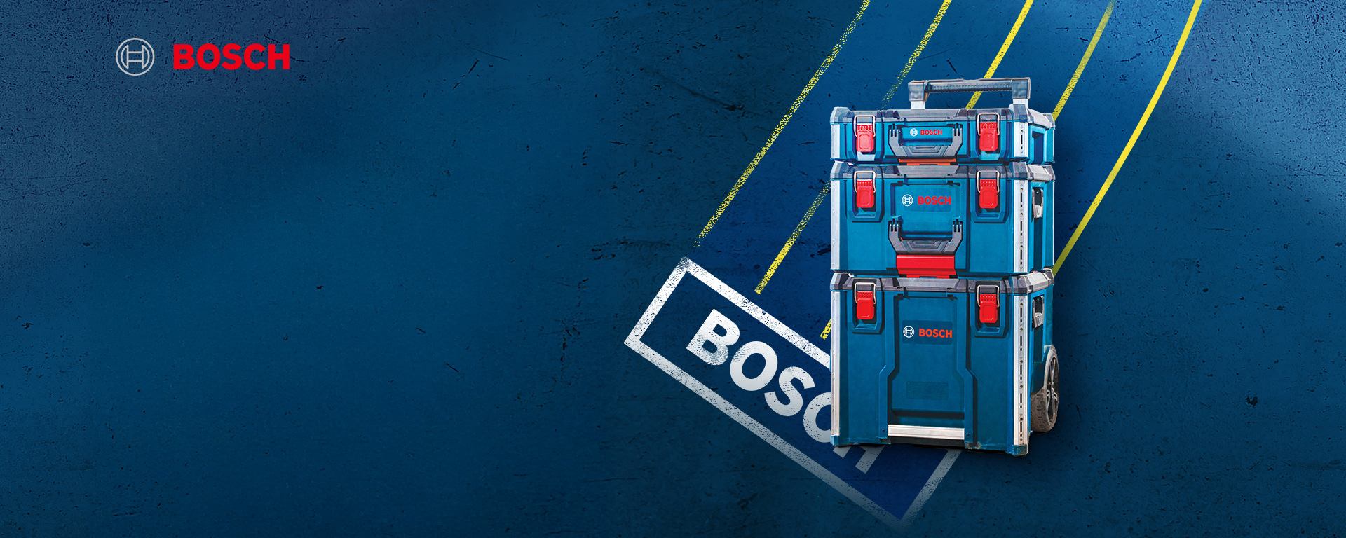 파란색 배경 위에 빨간색 손잡이가 있는 Bosch Professional 도구 상자가 쌓여 있습니다.