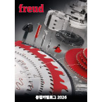 주황색 톱날이 있는 기계, 금속 및 플라스틱 재질의 구성 요소, 흰색 배경.