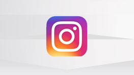 보라색과 주황색 그라데이션의 인스타그램 아이콘이 흰색 배경에 있습니다.