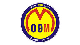 09M 로고, 노란 바탕에 빨간 M과 파란 테두리, 1986년부터 운영 중.