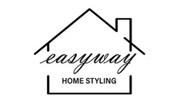 이ASYWAY 홈 스타일링 로고는 집 모양의 검은색 테두리 안에 흰색 글씨로 쓰여 있다.