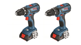 보쉬 프로페셔널의 파란색 무선 드릴 두 개가 나란히 놓여 있다.