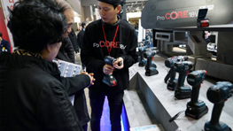 보쉬 프로페셔널 전동 공구를 설명하는 남성과 관람객들.