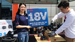 보쉬 프로페셔널 도구 전시에서 남성과 여성 모델이 시연 중이다.