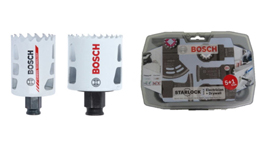 두 개의 흰색 Bosch 홀쏘와 스타록키트가 함께 놓여 있다.