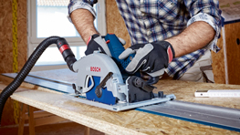 보쉬 프로페셔널 전동 톱이 작업대에서 사용되고 있다.
