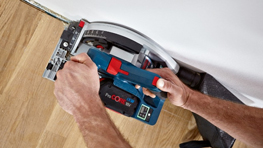 보쉬 프로페셔널 전동 공구를 사용해 벽면을 작업하는 모습.