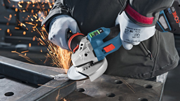 보쉬 프로페셔널 각도절단기가 금속을 자르며 불꽃이 튀고 있다.