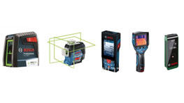 보쉬 프로페셔널 레이저 수평기와 다양한 측정 도구가 나란히 배치되어 있다.