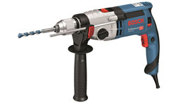 파란색 Bosch Professional 전동 드릴이 흰 배경에 놓여 있습니다.