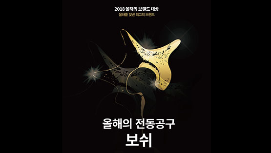 검은 배경에 금색의 추상적인 디자인과 텍스트가 있는 포스터