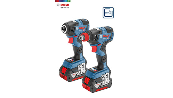 보쉬 프로페셔널 전동 드릴 세트, 파란색과 빨간색, 두 개의 배터리 포함.